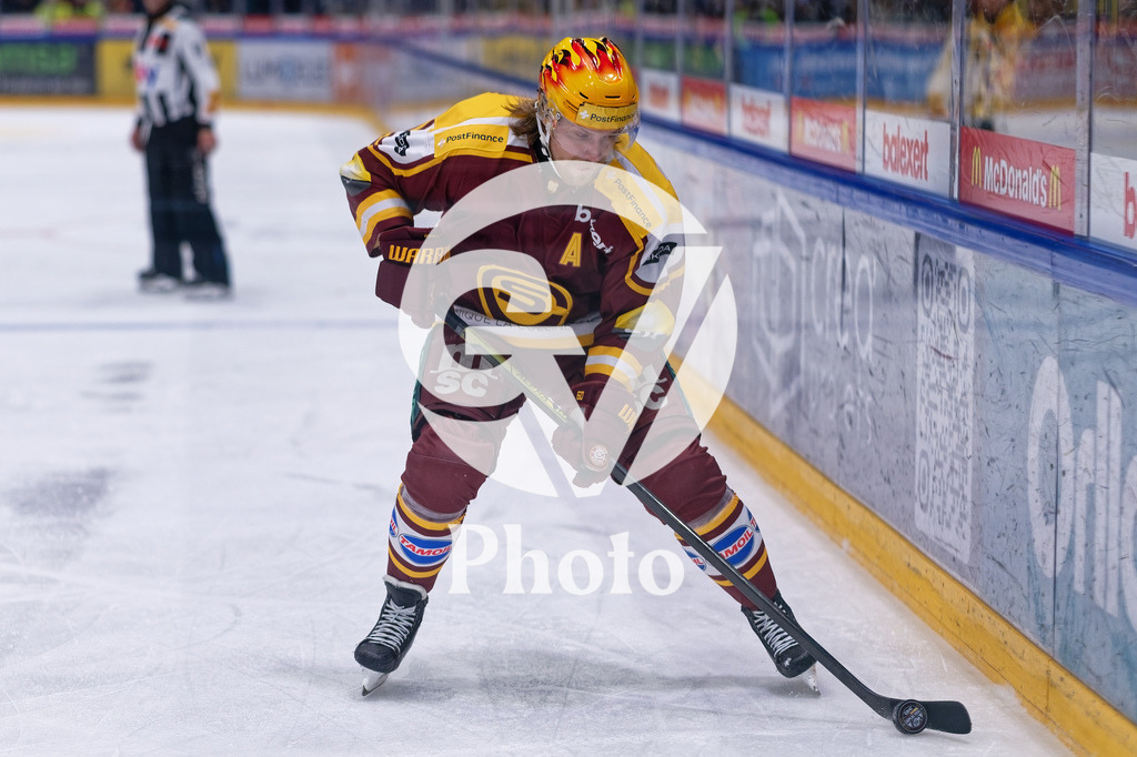 National League - Geneve-Servette HC v EV Zug | Markus Granlund (60 Geneve-Servette HC) controls the puck (action)  during the National League match between Geneve-Servette HC and EV Zug at Les Vernets in Geneva, Switzerland