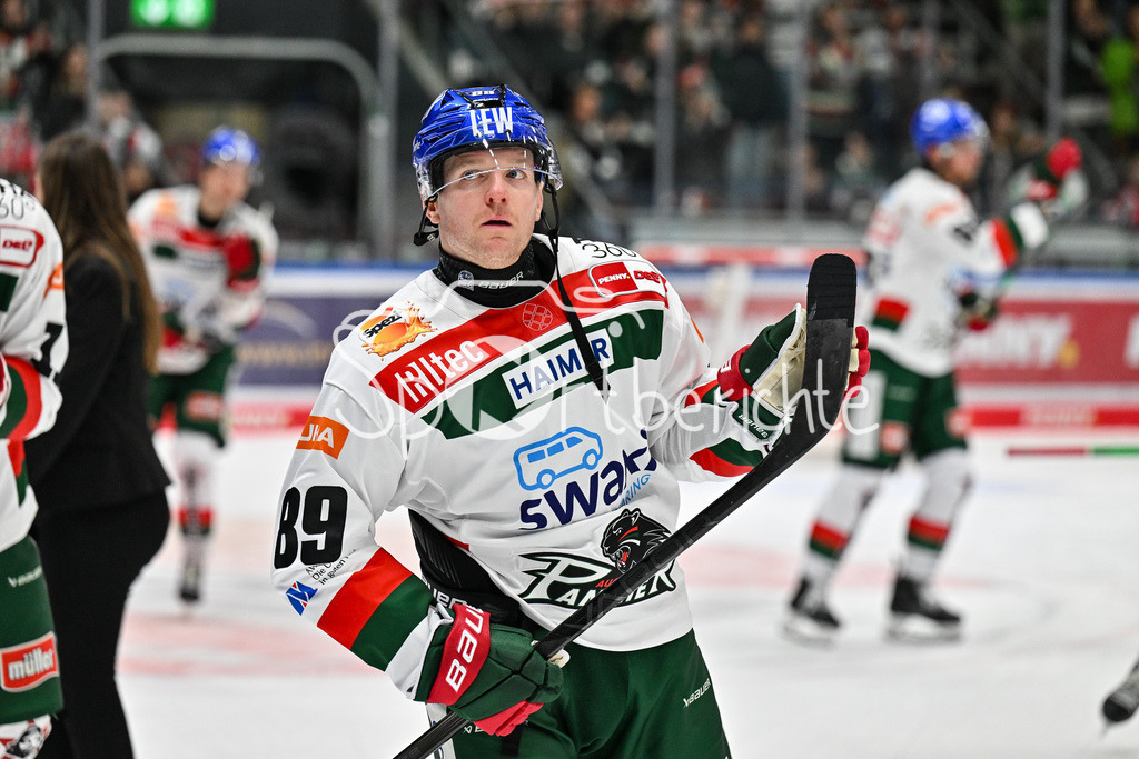 Augsburger Panther - EC VSV | nach der Partie bedankt sich Mark ZENGERLE (Augsburger Panther #89) bei den Augsburger Fans
