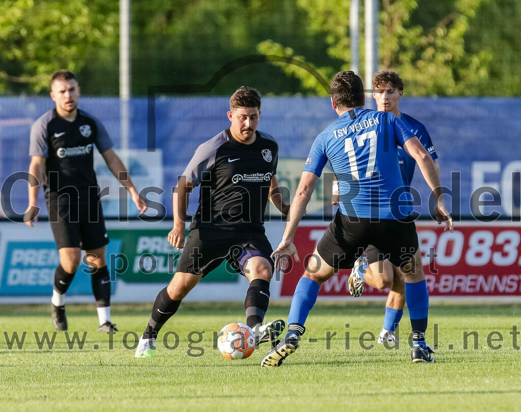 2023-07-14_023_FC_Langengeisling_gegen_FC_Velden-Eberspoint | Erding, Deutschland, 14.07.2023:
Fußball, Bezirksliga Oberbayern Ost 2023 / 2024, Testspiel, FC Langengeisling gegen FC Velden-Eberspoint, Endergebnis: 5:0

Florian Rupprecht (FC Langengeisling, #11), Martin Breiteneicher (FC Velden-Eberspoint, #17)

Foto: Christian Riedel / fotografie-riedel.net
