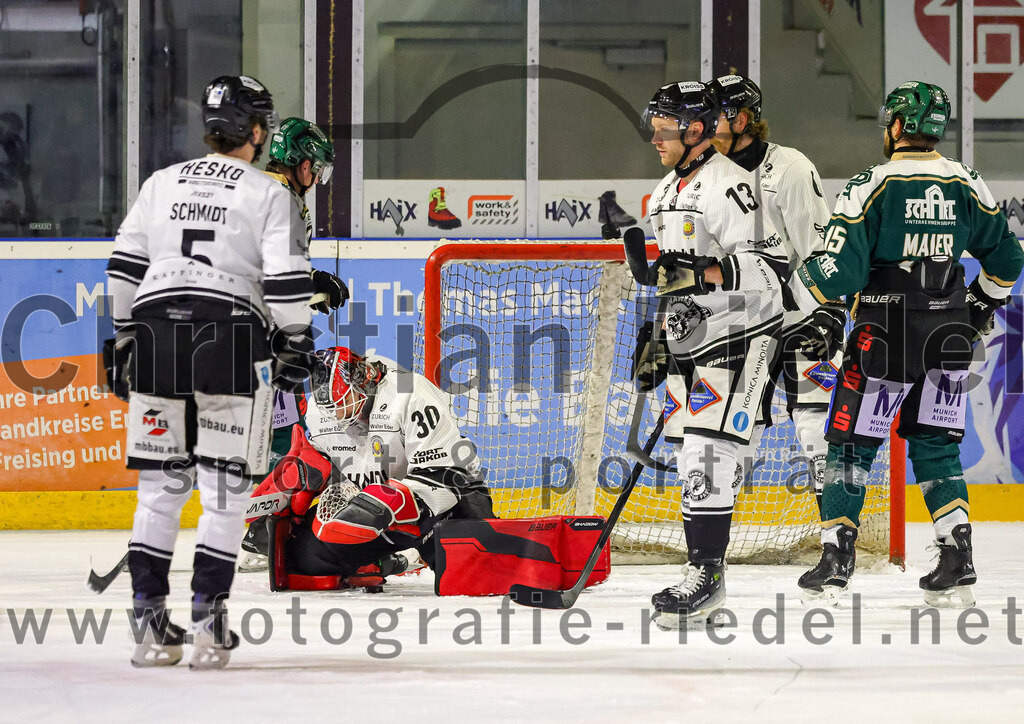 2026-01-30_069_TSV_Erding_gegen_EHF_Passau_Black_Hawks | Erding, Deutschland, 30.01.2026:Eishockey, Oberliga Süd 2025 / 2026, 42. Spieltag, TSV Erding gegen EHF Passau Black Hawks, Endergebnis: 2:6Christoph Schmidt (EHF Passau Black Hawks, #5), Torwart Janik Engler (EHF Passau Black Hawks, #30), Christian Neuert (EHF Passau Black Hawks, #13), Elias Maier (Erding Gladiators, #15)Foto: Christian Riedel / fotografie-riedel.net