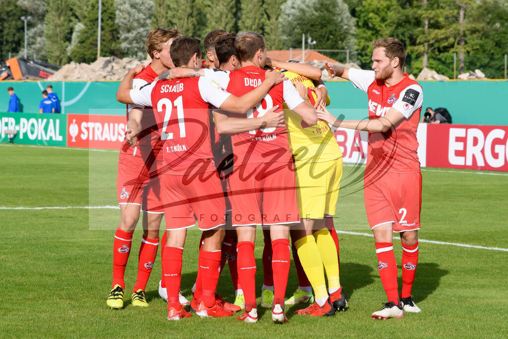 JENKOE20210808_074 | Fussball, Herren: . Spieler vom 1. FC Koeln Schlussjubel, jubeln nach dem 2:4 Sieg beim Spiel der 1. Runde im DFB-Pokal zwischen FC Carl Zeiss Jena und 1. FC Koeln im Ernst-Abbe-Sportfeld am 08.08.2021 in Jena, Deutschland.DFB / DFL REGULATIONS PROHIBIT ANY USE OF PHOTOGRAPHS AS IMAGE SEQUENCES AND/OR QUASI-VIDEO. - Realisiert mit Pictrs.com