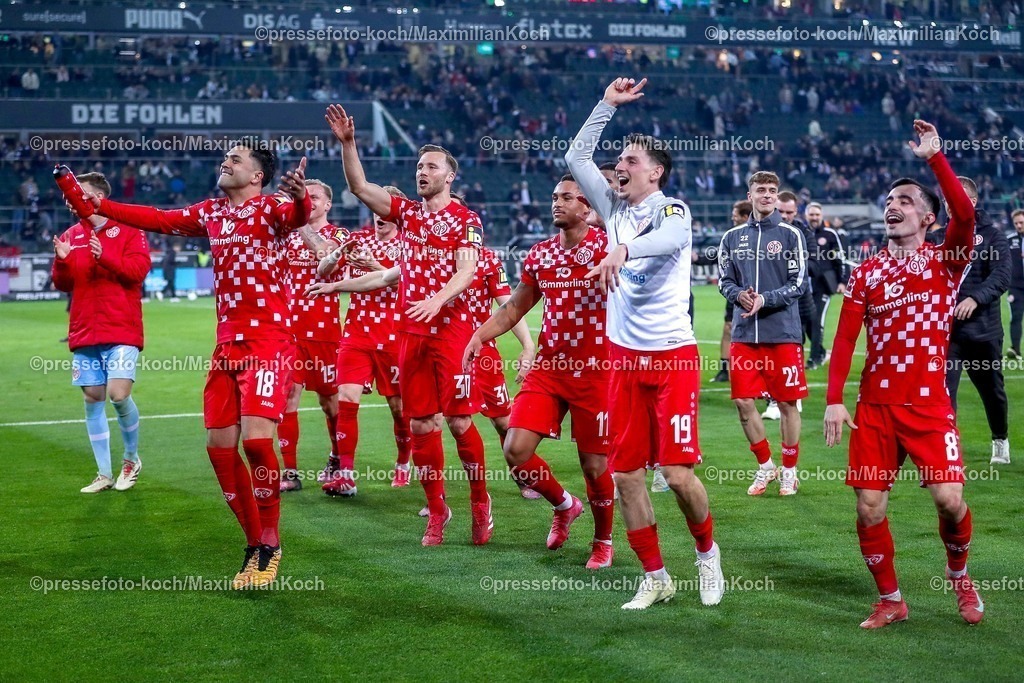 BMG07032501111 | 07.03.2025, Fußball, Borussia Mönchengladbach - 1.FSV Mainz 05, 1. Fußball Bundesliga, Borussia-Park, Saison 2024 2025: Torjubel nach dem 3:1 Sieg. Die Mainzer Mannschaft steht jubelnd auf dem Spielfeld und feiert den Erfolg gegen Mönchengladbach. Lennard Maloney (Mainz05 #15) Nadiem Amiri (Mainz05 #18) Armindo Sieb (Mainz05 #11) Silvan Widmer (Mainz05 #30) Anthony Caci (Mainz05 #19) tanzend nebeneinanderDFB regulations prohibit any use of photographs as image sequences and or quasi-video.