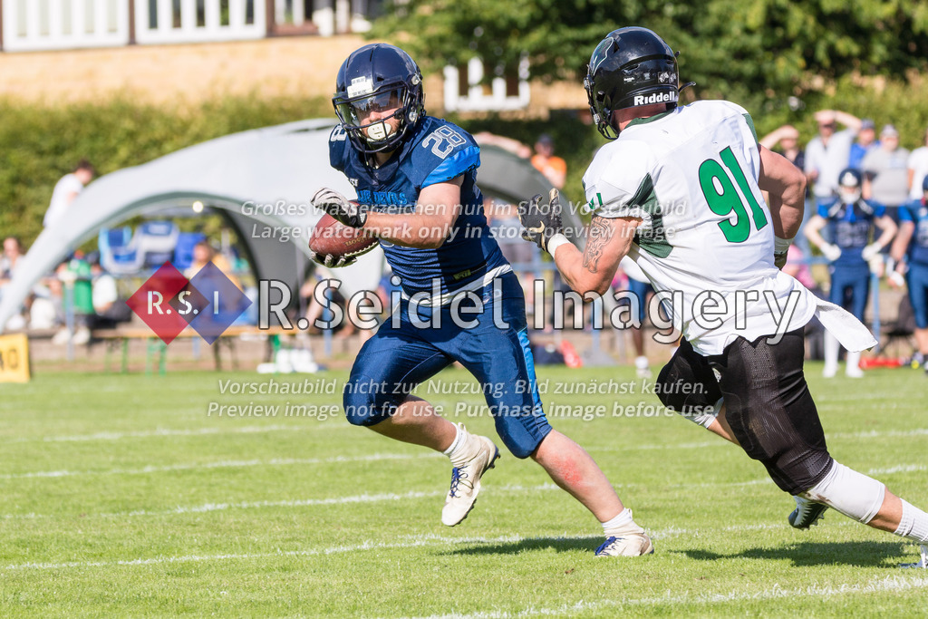 American Football, Saison 2022, Regionalliga Nord, Hamburg Blue Devils - Oldenburg Knights, Dr.-Hermann-Schnell-Sportplatz (Hamburg), 06.08.2022, 07. Gameweek | Marius Fiedler (#28, Blue Devils, RB)