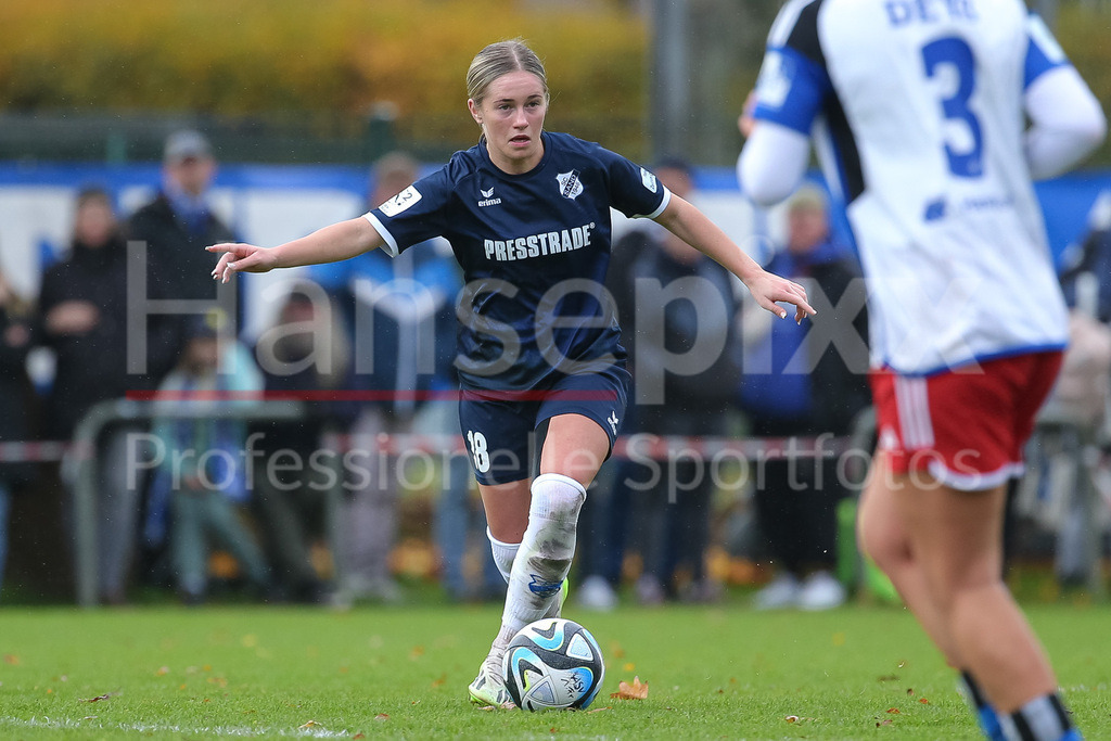 Fussball, 2. Frauen-Bundesliga, Hamburger SV - SC Sand | v.li.: Leni Fischer (SC Sand, 18) am Ball, Einzelbild, Ganzkörper, Aktion, Action, Spielszene, DIE DFB-RICHTLINIEN UNTERSAGEN JEGLICHE NUTZUNG VON FOTOS ALS SEQUENZBILDER UND/ODER VIDEOÄHNLICHE FOTOSTRECKEN. DFB REGULATIONS PROHIBIT ANY USE OF PHOTOGRAPHS AS IMAGE SEQUENCES AND/OR QUASI-VIDEO.