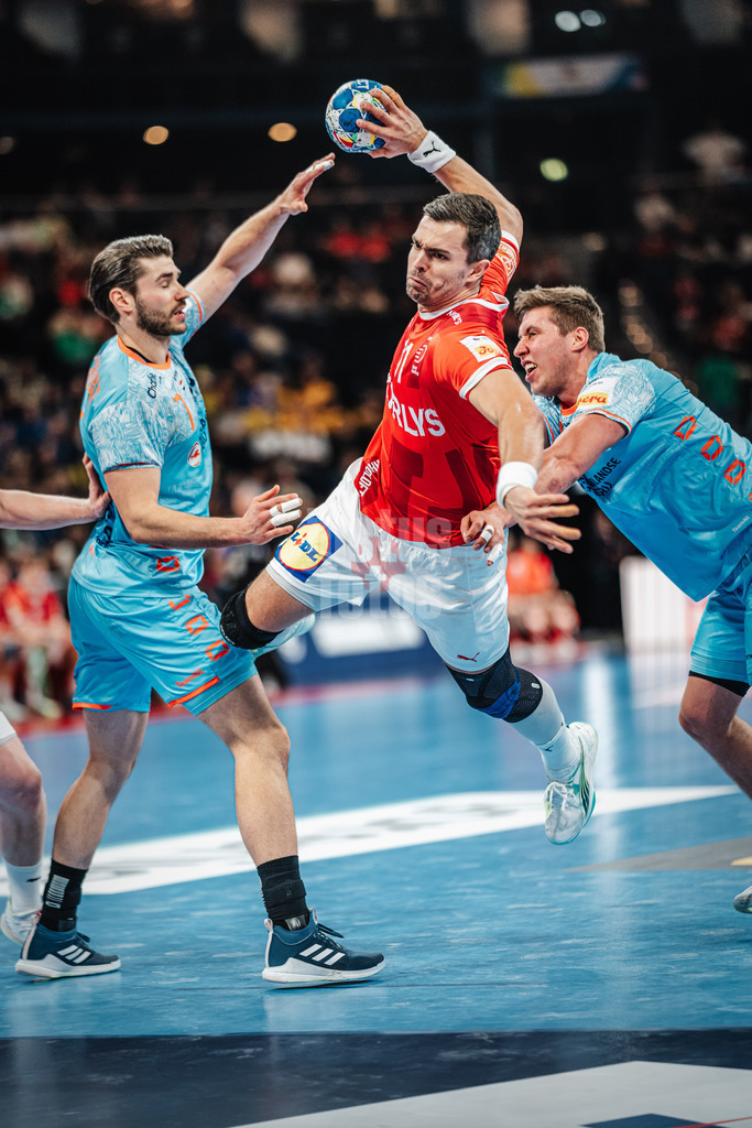 Handball | Herren | EHF EURO 2024 | European Championshop Men 2024 Final Tournament | Dänemark vs. Holland | 17.01.2024 | Rasmus Lauge Schmidt (#11, Dänemark, DEN) beim Wurf