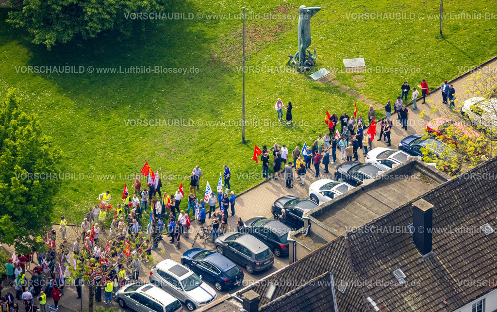 Herne240500429 | Luftbild, Maifeiertag Umzug mit Fahnen, Tag der Arbeit, Bebelstraße, Herne-Mitte, Herne, Ruhrgebiet, Nordrhein-Westfalen, Deutschland