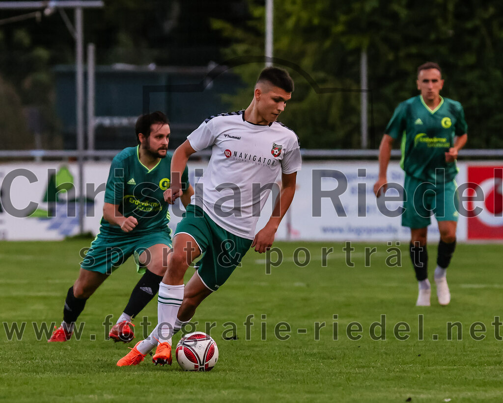 2023-09-01_038_FC_Schwaig_gegen_TSV_Gruenwald | Oberding, Deutschland, 01.09.2023:
Fußball, Landesliga Südost 2023 / 2024, 9. Spieltag, FC Schwaig gegen TSV Grünwald, Endergebnis: 3:1

Roman Mavdryk (FC Schwaig, #3)

Foto: Christian Riedel / fotografie-riedel.net