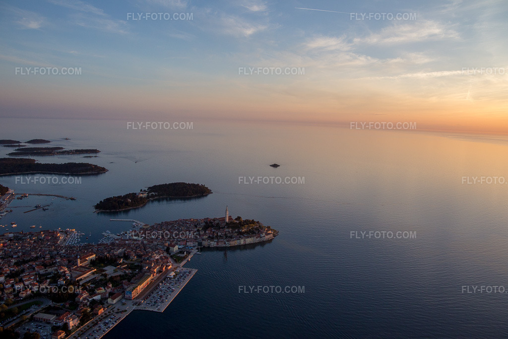 Aerial view: View of the town in Rovinj in the state Gespanschaft Istrien, Croatia. – Photo: IMG_106189.jpg taken on 04/13/2018 by Werner Riehm/FLY-FOTO.com – Resolution of the original: 5472 x 3648 px