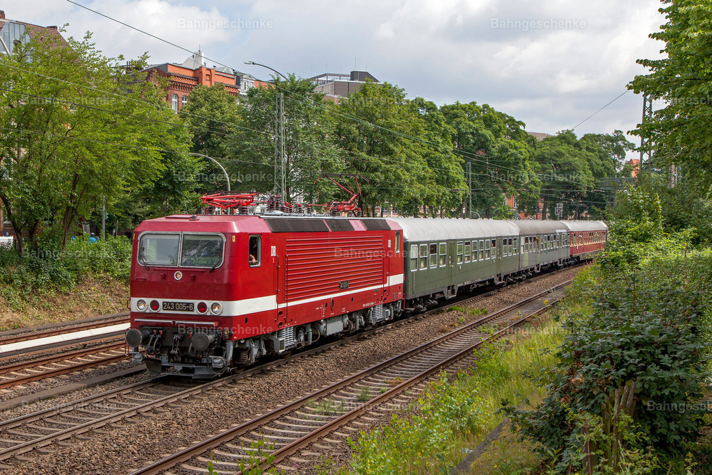 DB143005Rotherbaum2p150717 | Stöbern Sie durch einzigartige Aufnahmen und finden die perfekte Aufnahme für jeden Eisenbahnentheusiast! Stellen Sie sich aus einer Reihe von Möglichkeiten wie der Druck auf Leinwände, Fotoposter, Kalender oder Magnetfotos Ihr Geschenk zusammen - Realisiert mit Pictrs.com