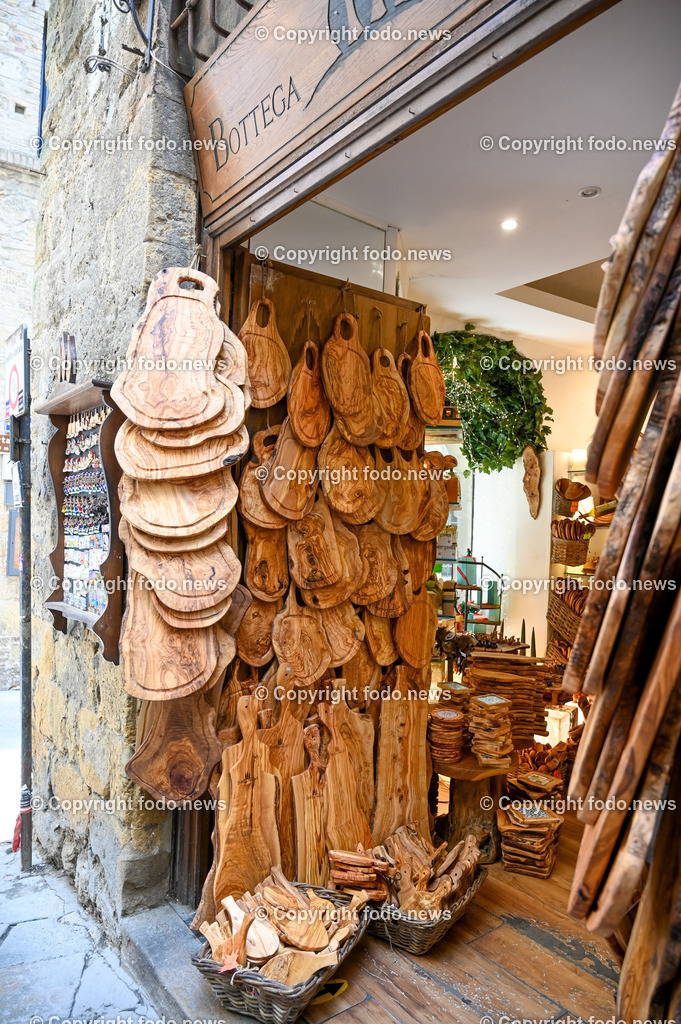 Italien_ Toskana_ Volterra_ 28.05.2024-20 | 28.05.2024, Italien, ITA, Toskana, Volterra im Bild Stadtansichten, Gebäude, Architektur, Touristen, Historisch, SouvenirVolterra, lateinisch Volaterrae, ist eine italienische Stadt mit 9696 Einwohnern in der Provinz Pisa in der Region Toskana. Sie ist Sitz des Bistums Volterra.Quelle: Wikipedia