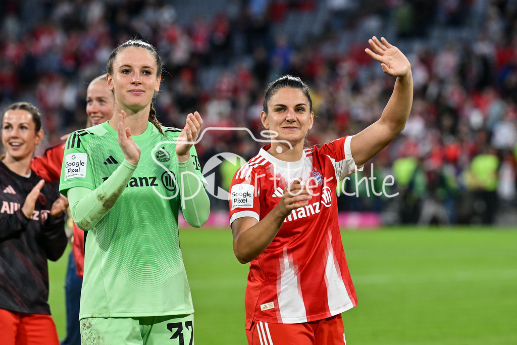 FC Bayern München - Bayer 04 Leverkusen | Die Spielerinnen des FC Bayern laufen nach dem Heimsieg gegen Leverkusen eine Ehrenrunde in der Arena, im Bild Ena MAHMUTOVIC (FC Bayern München Frauen #32) und Jovana DAMNJAVOVIC (FCB #9) / Google Pixel Frauen-Bundsliga: FC Bayern München - Bayer 04 Leverkusen; Allianz Arena am 06.09.2025