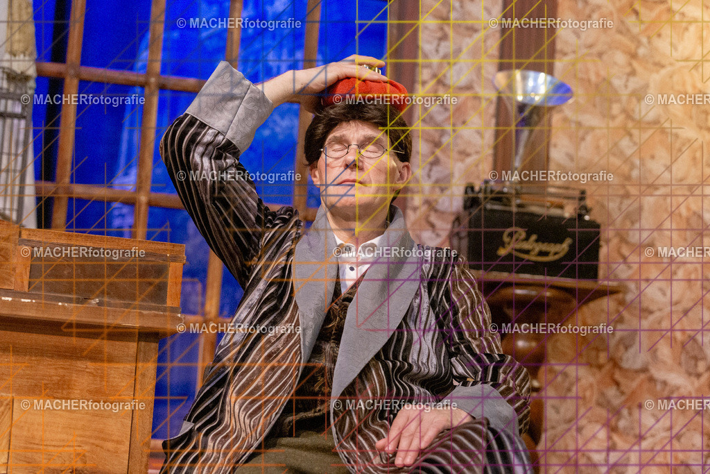 218_MFL-2025 | Portraitbilder von Regisseur; Darsteller; Techniker; Maske; Kostüme; Chor; Musiker; Bilderserie der Generalprobe und der Premierenvorstellung, Szenenbilder; Ausdrucksstudien; Bühnenüberblick; Bühnenkulissen; Pressefotos inkl. Redaktionsfoto Darstellergruppe.