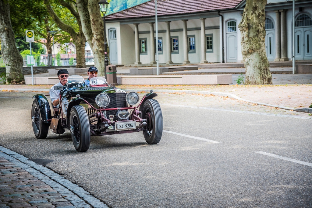 Oldtimer | Oldtimer auf der Durchfahrt vor der Haslacher Stadthalle - Realisiert mit Pictrs.com
