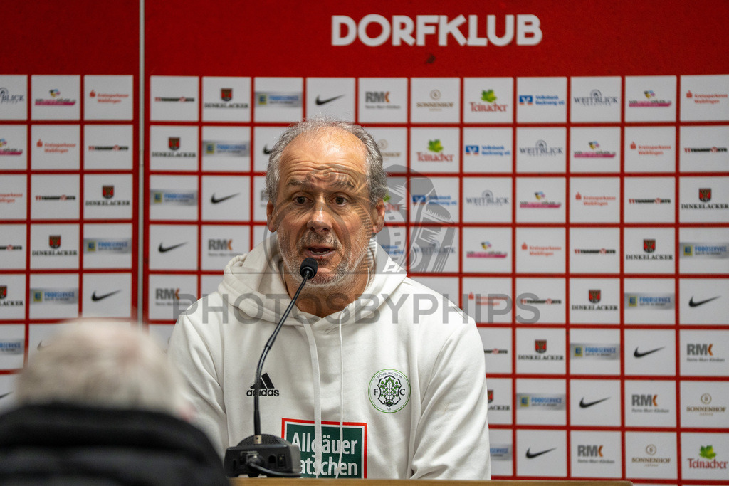 SG Sonnenhof Grossaspach vs. FC 08 Homburg, Fussball, Regionalliga Suedwest, 26. Spieltag, 28.03.2026 | Roland Seitz (Trainer FC 08 Homburg) bei der Pressekonferenz nach dem Sieg,SG Sonnenhof Grossaspach vs. FC 08 Homburg, Fussball, Regionalliga Suedwest, 26. Spieltag, 28.03.2026