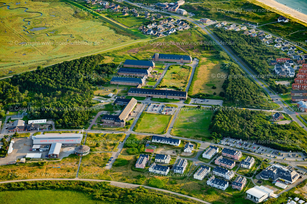 Sylt_Rantum_Ehemals_Kaserne_Stegerhüs_ELS_1358130825 | SYLT 13.06.2025 Ferienhaus Anlage " Steger-Hüs " an der Straße Am Torbogen in Sylt Nordsee - Insel im Bundesland Schleswig-Holstein, Deutschland. Weiterführende Informationen bei: Söl-Service GmbH. // Holiday house plant of the park " Steger-Hues " on street Am Torbogen in Sylt North Sea Island in the state Schleswig-Holstein, Germany. Further information at: Soel-Service GmbH. Foto: Martin Elsen