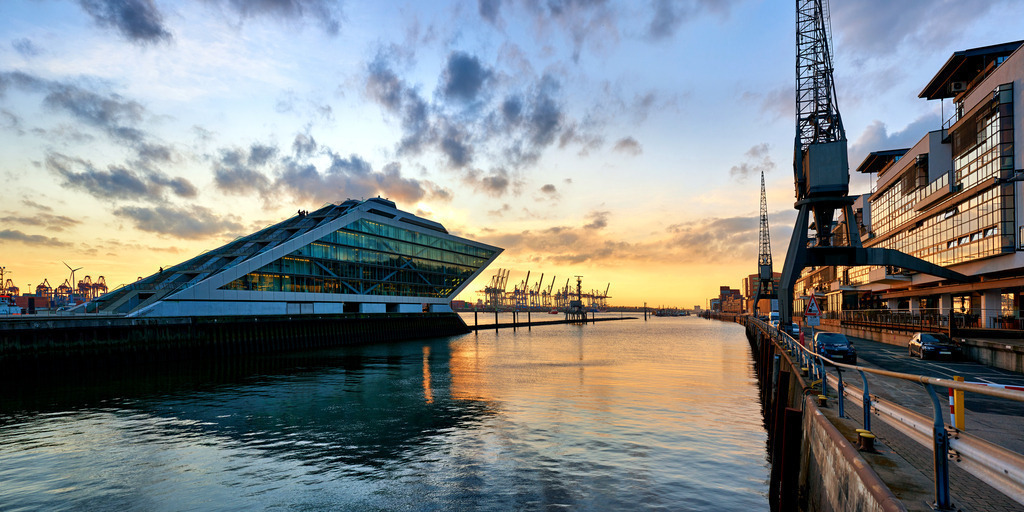 10230419 - Abend am Dockland | Schöner Panoramablick auf das Dockland im Hamburger Hafen.