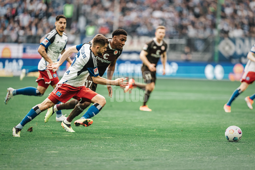 Fußball | Männer | Saison 2023/2024 | 2. Fußball-Bundesliga | 32. Spieltag | Hamburger SV vs. FC St. Pauli  | 03.05.2024 | v.l. Lukasz Poreba (#6, HSV) gegen Oladapo Afolayan (#17, FC St. Pauli)