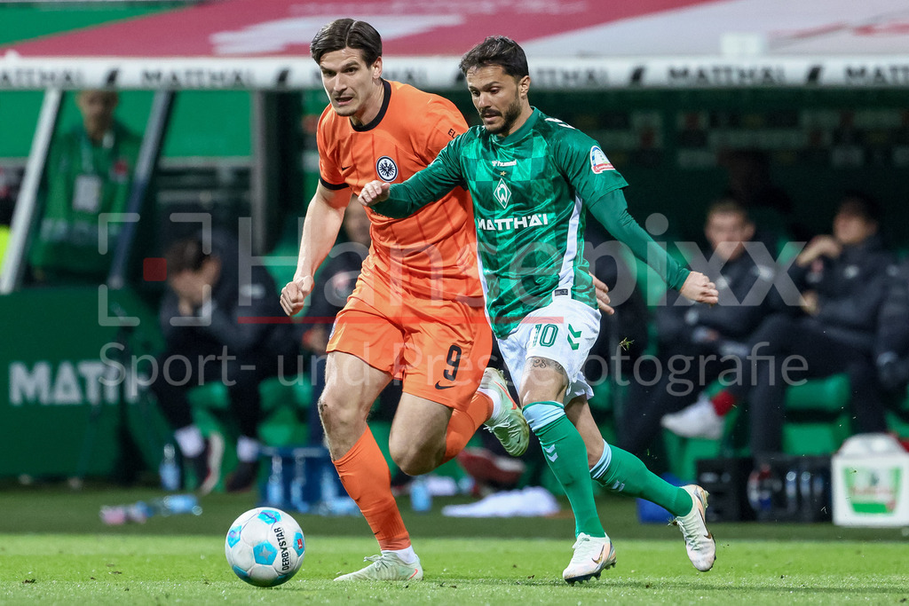Fussball, Bundesliga, SV Werder Bremen - Eintracht Frankfurt | v.li.: Igor Matanovic (Eintracht Frankfurt, 9) und Leonardo Bittencourt (SV Werder Bremen, 10) im Zweikampf, Duell, Dynamik, Aktion, Action, Spielszene, DIE DFL-RICHTLINIEN UNTERSAGEN JEGLICHE NUTZUNG VON FOTOS ALS SEQUENZBILDER UND/ODER VIDEOÄHNLICHE FOTOSTRECKEN. DFL REGULATIONS PROHIBIT ANY USE OF PHOTOGRAPHS AS IMAGE SEQUENCES AND/OR QUASI-VIDEO.