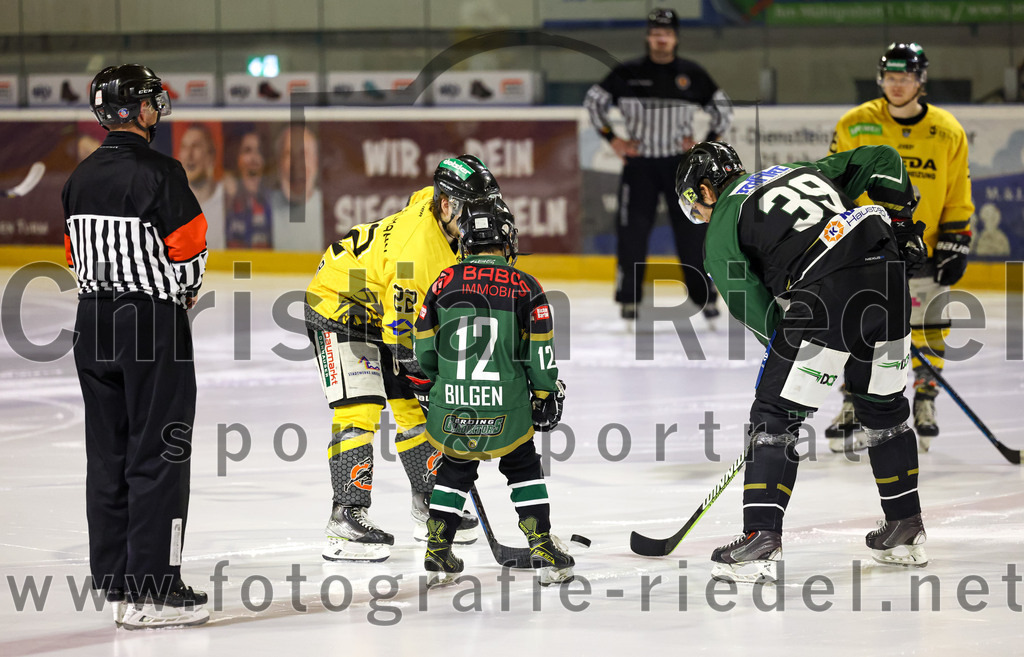 2023-02-10_012_TSV_Erding_gegen_ERSC_Amberg | Erding, Deutschland, 10.02.2023:
Eishockey, Bayernliga Meisterrunde Gruppe B 2022 / 2023, 3. Spieltag, TSV Erding gegen ERSC Amberg, Endergebnis: 6:3

Brett Mennear (ERSC Amberg, #22), Thomas Plihal (Erding Gladiators, #39)

Foto: Christian Riedel / fotografie-riedel.net