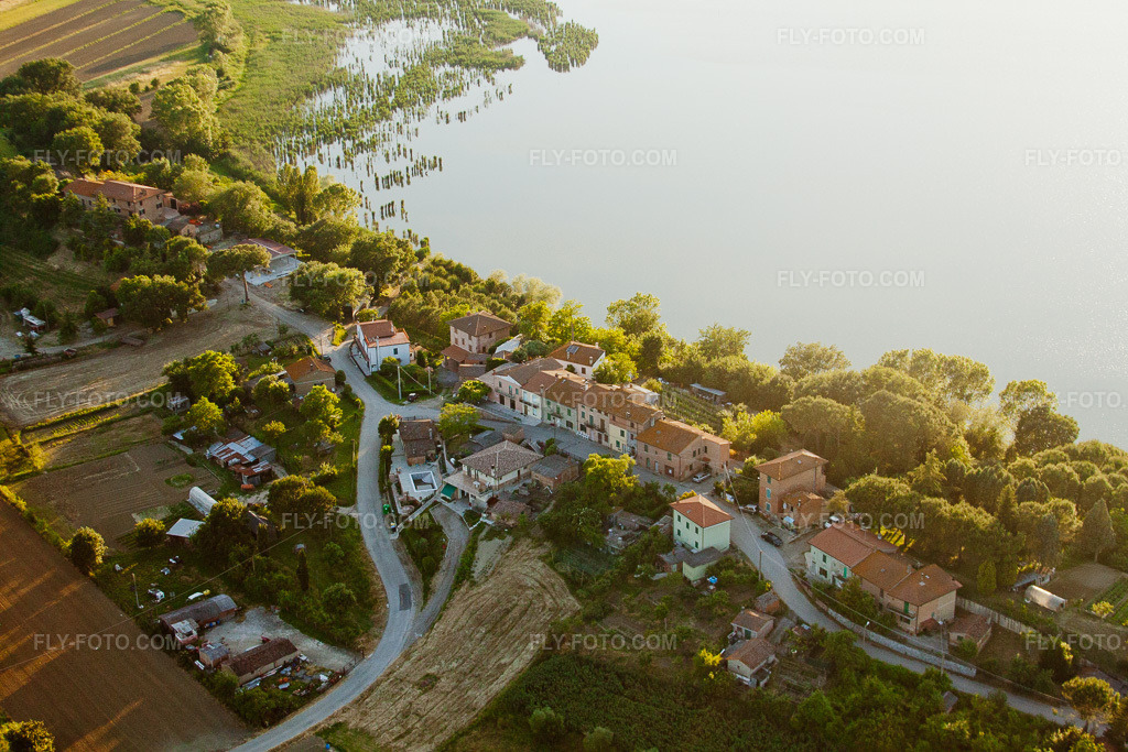 Aerial view: Lake shore areas of Lago di Montepulciano in Mugnanesi in Umbria in the district Mugnanesi in Castiglione in the state Perugia, Italy.Photo: IMG_28346.jpg taken on 06/02/2010 by Werner Riehm/FLY-FOTO.comResolution of the original: 4752 x 3168 px