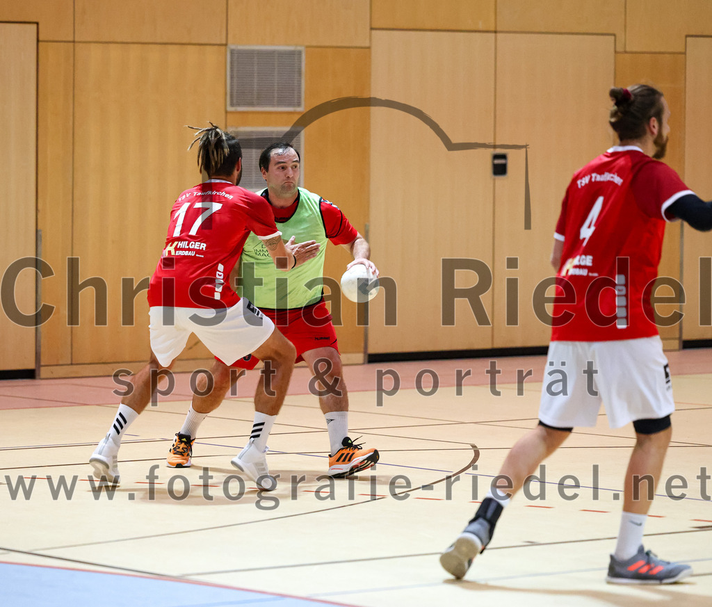 2022-10-01_042_SpVgg_Altenerding_II_gegen_TSV_Taufkirchen-Vils | Erding, Deutschland, 01.10.2022:
Handball, Bezirksklasse Männer 2022 / 2023, 1. Spieltag, SpVgg Altenerding II gegen TSV Taufkirchen/Vils, Endergebnis: 21:32

Dion Heydemann (TSV Taufkirchen/Vils, #17), Simon Klawe (SpVgg Altenerding, #29)

Foto: Christian Riedel / fotografie-riedel.net