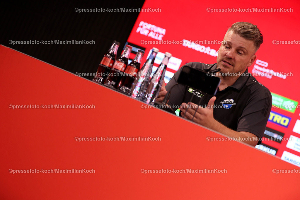Due09112401087 | 09.11.2024, Fußball, Fortuna Düsseldorf - SC Paderborn 07, 2. Bundesliga, Merkur Spiel-Arena, Saison 2024 2025: Pressekonferenz mit den Trainern nach dem Spiel. Trainer Lukas Kwasniok (Cheftrainer Paderborn)DFB regulations prohibit any use of photographs as image sequences and or quasi-video.
