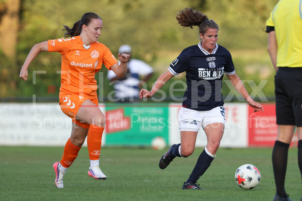 Fussball, Testspiel Frauen, SV Meppen - MSV Duisburg | v.li.: Julia Hülsken (MSV Duisburg, 4) und Chantal Schouwstra (SV Meppen, 20) im Zweikampf, Duell, Dynamik, Aktion, Action, Spielszene