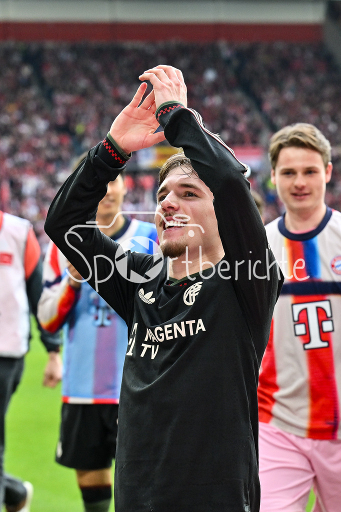 SC Freiburg - FC Bayern München | FREIBURG, GERMANY - 04. APRIL: die Spieler der Gäste feiern zusammen mit den Fans den 2-3 Auswärtssieg in Freiburg während dem Bundesligamatch zwischen dem SC Freiburg und dem FC Bayern München am 28. Spieltag im Europa-Park Stadion / DFL REGULATIONS PROHIBIT ANY USE OF PHOTOGRAPHS AS IMAGE SEQUENCES AND/OR QUASI-VIDEO / Lennart KARL (FC Bayern Munich 42)