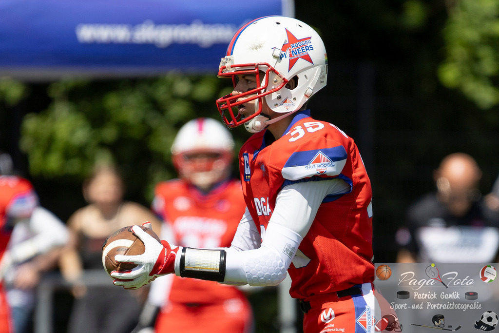 GFLW 1: German Football League Women 1: Rodgau Pioneers Ladies - Stuttgart Scorpions Sisters, 07.06.2026 | Jennifer Gerndt (Rodgau Pioneers Ladies #35) bei einem Punt mit dem Ball in den Händen, Freisteller, Portrait / Porträt, Rodgau Pioneers Ladies - Stuttgart Scorpions Sisters, Rodgau, Maingau-Energie-Stadion "Am Weichsee", 7.6.2026 - Realisiert mit Pictrs.com