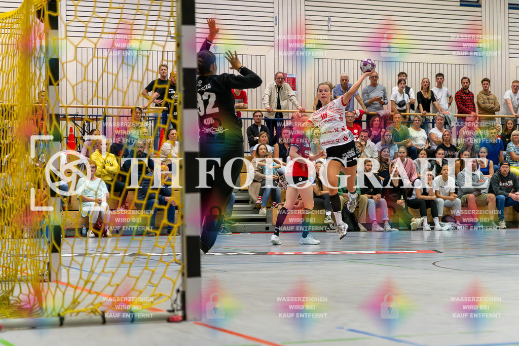 DEU, HSG Freiburg - TG Nuertingen, Handball, 2. Handball-Bundesliga, Saison 2023/2024, 04. Spieltag, Saison 2023/2024, 07.10.2023 | Hannah Hoenig (TG Nuertingen, #10) beim Wurf aufs Tor von Salome Kuss (HSG Freiburg, #92)

DEU, HSG Freiburg - TG Nuertingen, Handball, 2. Handball-Bundesliga, Saison 2023/2024, 04. Spieltag, Saison 2023/2024, 07.10.2023

Foto: Eibner-Pressefoto/Thomas Hess