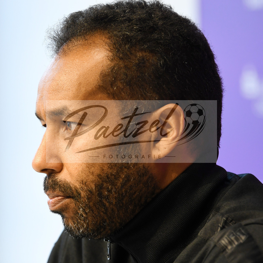 20200228_PKOSNA_0021 | Fussball, Herren: Trainer Daniel Thioune (VfL Osnabrueck) schaut waehrend der Pressekonferenz des VfL Osnabrueck im Presseraum des Stadion an der Bremer Bruecke am 28.02.2020 in Osnabrueck, Deutschland. - Realisiert mit Pictrs.com