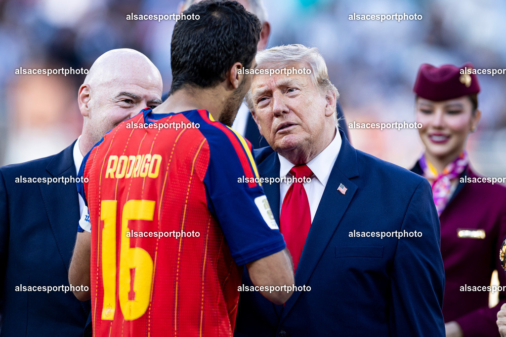 FOOTBALL : Argentine vs Espagne – Finale de la Coupe du Monde FIFA 2026. New York New Jersey Stadium, East Rutherford, New Jersey, États-Unis. 19/07/2026. | Donald Trump et Gianni Infantino assistent à la cérémonie de remise des médailles et du trophée après la finale de la Coupe du Monde de la FIFA 2026 entre l'Argentine et l'Espagne au New York New Jersey Stadium, à East Rutherford (New Jersey), le 19 juillet 2026, aux États-Unis.