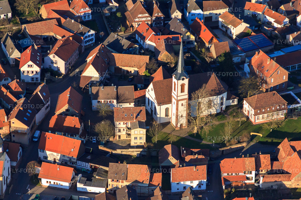 Luftbild: Kath. Kirche St. Laurentius und Laurentiusgarten in der Pfaffengasse in Göcklingen im Bundesland Rheinland-Pfalz in Deutschland. Foto: IMG_62413.jpg vom 24.02.2014 durch Werner Riehm/FLY-FOTO.de