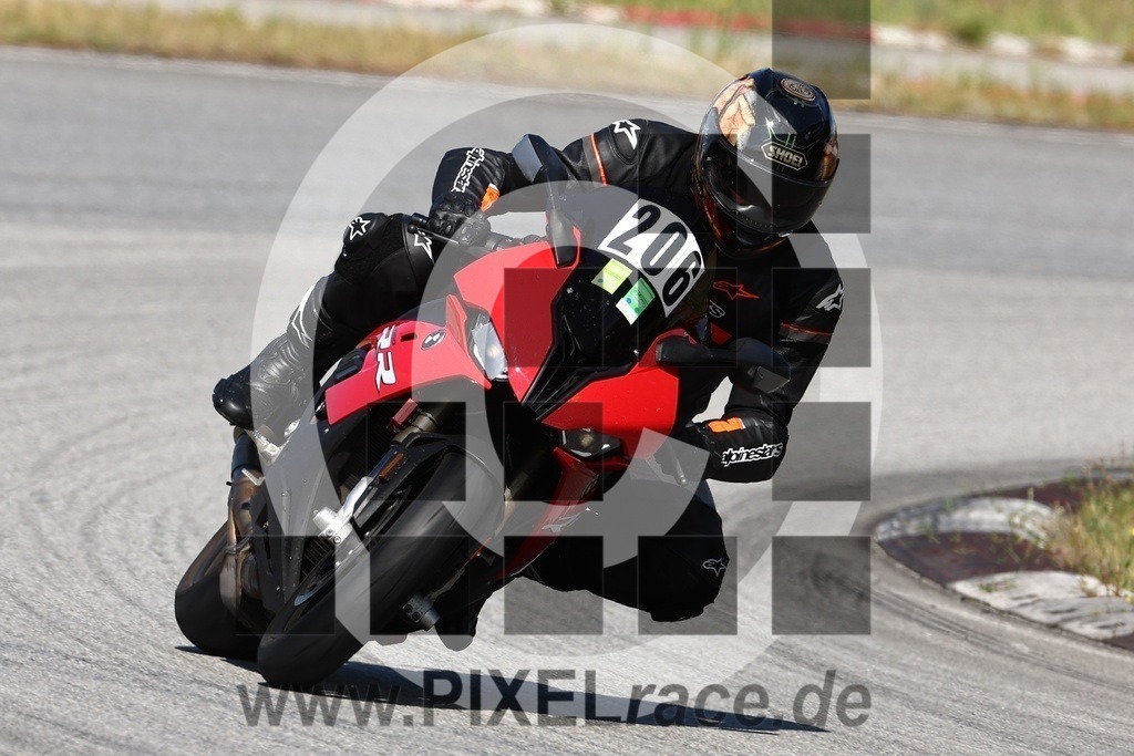 0206-20240714_00679 | Schöne Erinnerungen an spannende Momente - das festzuhalten ist unser Job. PIXELrace.de ist seit 2003 auf den Rennstrecken Europas unterwegs um die Action draußen beim Fahren und die wunderbare Stimmung imm Fahrerlager für euch einzufangen.