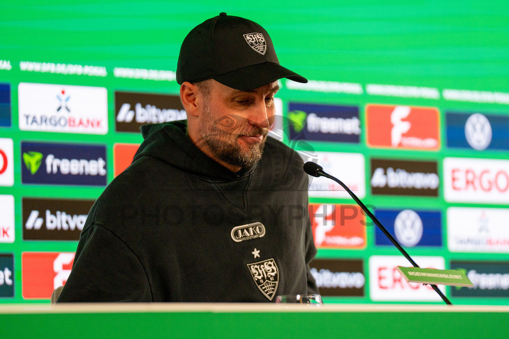 VfB Stuttgart vs. SC Freiburg, Fussball, DFB-Pokal, Halbfinale, 23.04.2026 | Sebastian Hoeness (Trainer VfB Stuttgart) bei der Pressekonferenz nach dem Einzug ins Pokalfinale,VfB Stuttgart vs. SC Freiburg, Fussball, DFB-Pokal, Halbfinale, 23.04.2026DFB regulations prohibit any use of photographs as image sequences and/or quasi-video