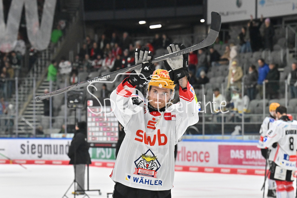 Augsburger Panther - Fischtown Bremerhaven | AUGSBURG, GERMANY - 25. JANUARY: die Spieler der Gäste bedanken bei den mitgereisten Fans nach dem 2-1 Auswärtssieg in Augsburg nach dem Match zwischen den Augsburger Panthern und den Fischtown Pinguins am 43. Spieltag der Penny DEL im Curt Frenzel Stadion  - Ludwig BYSTRÖM (Fischtwon Pinguins 17)
