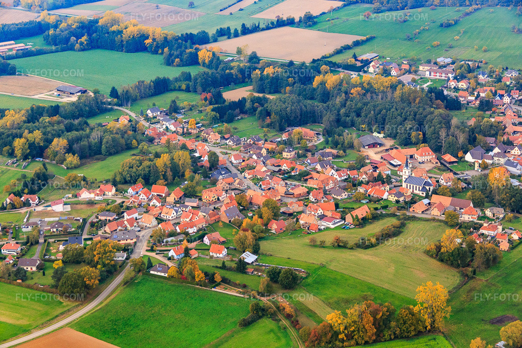 Aerial view: View of the town from the south in Gumbrechtshoffen in the state Bas-Rhin, France. – Photo: IMG_084836.jpg taken on 10/24/2015 by Werner Riehm/FLY-FOTO.com – Resolution of the original: 5472 x 3648 px
