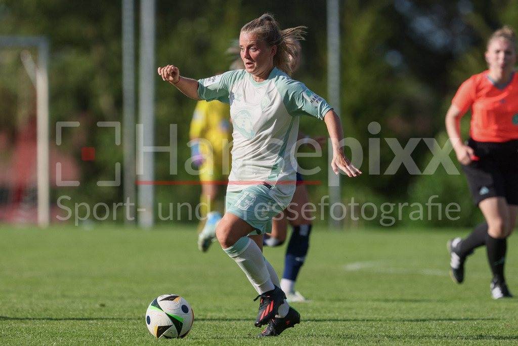 Fussball, Testspiel Frauen, Hamburger SV - SV Werder Bremen | v.li.: Ricarda Walkling (SV Werder Bremen, 13) am Ball, Einzelbild, Ganzkörper, Aktion, Action, Spielszene
