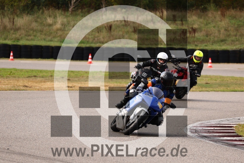 0022-20260921_02296 | Schöne Erinnerungen an spannende Momente - das festzuhalten ist unser Job. PIXELrace.de ist seit 2003 auf den Rennstrecken Europas unterwegs um die Action draußen beim Fahren und die wunderbare Stimmung imm Fahrerlager für euch einzufangen.