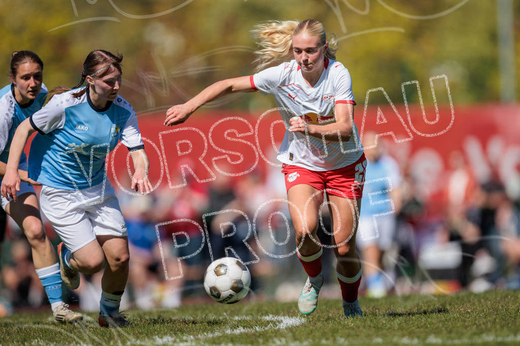 Gipfeltreffen der Frauen: Finale um den Sachsenlotto Landespokal 2026 | Am 1. Mai 2026 trafen im Endspiel des Sachsenlotto Landespokals die Frauen des Chemnitzer FC und die zweite Mannschaft von RasenBallsport Leipzig aufeinander. Vor stimmungsvoller Kulisse kämpften beide Teams ab 15:00 Uhr um die begehrte Trophäe des sächsischen Fußballs. Diese Galerie zeigt die Highlights, packende Zweikämpfe und die emotionalsten Momente des Finaltags. - Realisiert mit Pictrs.com