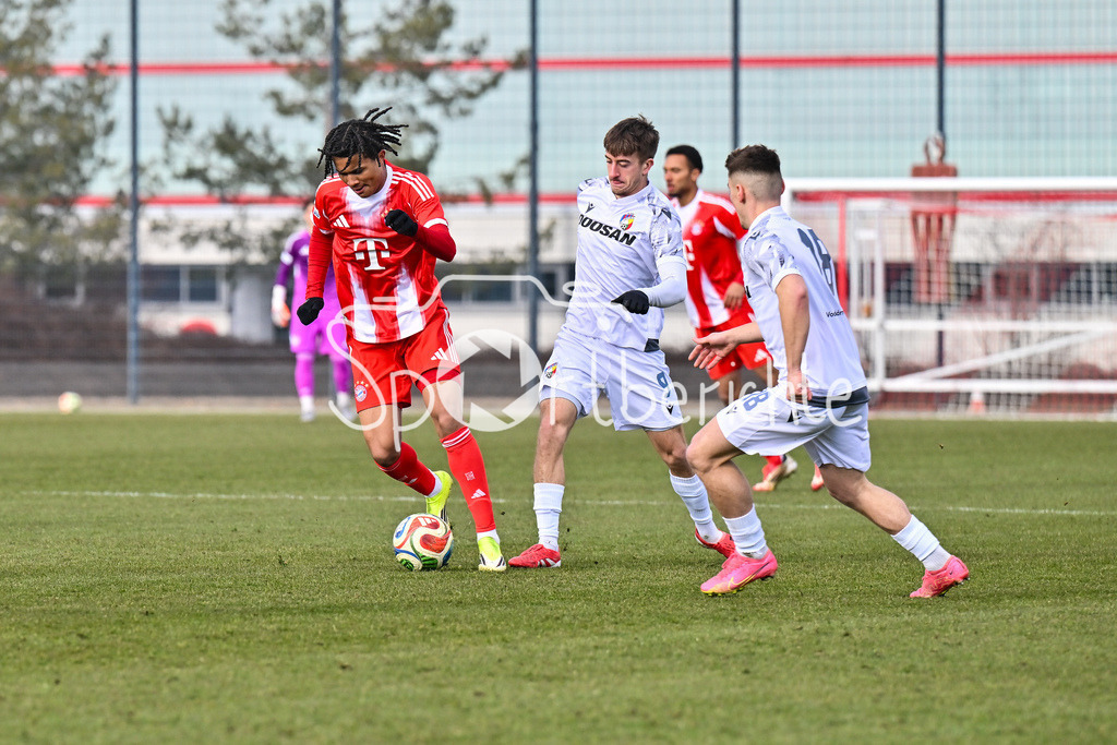 FC Bayern Amateure - FC Viktoria Pilsen U23 | MUNICH, GERMANY - 03. FEBRUARY: im Duell Julien YANDA (FC Bayern München II 3) und einem Spieler von Viktoria Pilsen während dem Testspiel zwischen den Amateuren des FC Bayern und dem FC Viktoria Pilsen B am FC Bayern Campus