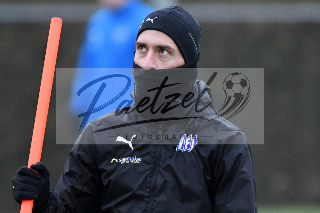 20200125_TRAOSN_0057 | Fußball, Herren: Manuel Farrona Pulido (VfL Osnabrück) schaut beim Training des VfL Osnabrück am 25.01.2020 im Sportpark Illoshöhe in Osnabrück, Deutschland.(Foto von Nico Paetzel) - Realisiert mit Pictrs.com