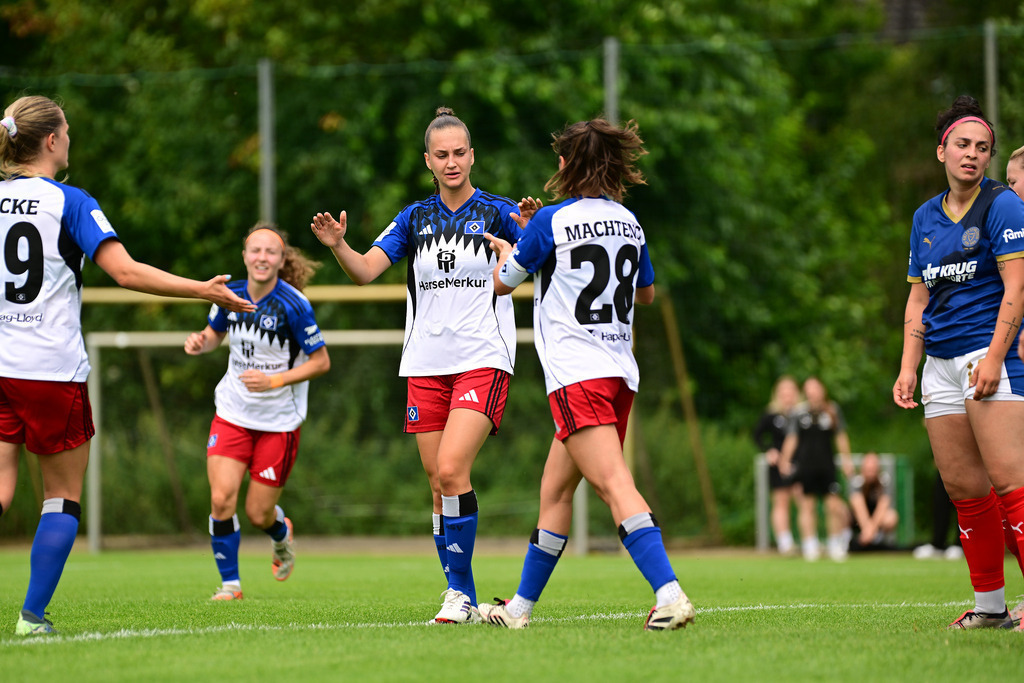 Fußball I Frauen I Saison 2025-2026 I Testspiel I Hamburger SV - Holstein Kiel | Jubel, Begeisterung, Enthusiasmus, Euphorie, Freude, Glücksgefühl, Heiterkeit bei: Emilia Angelika Hirche (20, Hamburger SV) Pauline Machtens (28, Hamburger SV) - Realisiert mit Pictrs.com