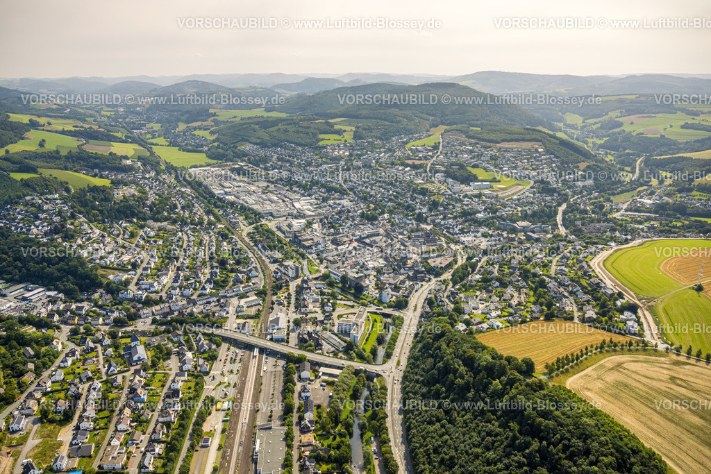 Meschede250807259 | Luftbild, City Ortsansicht mit Bundesstraße B55 Antoniusbrücke und Bahnhof, Hügellandschaft, Meschede-Stadt, Meschede, Sauerland, Nordrhein-Westfalen, Deutschland