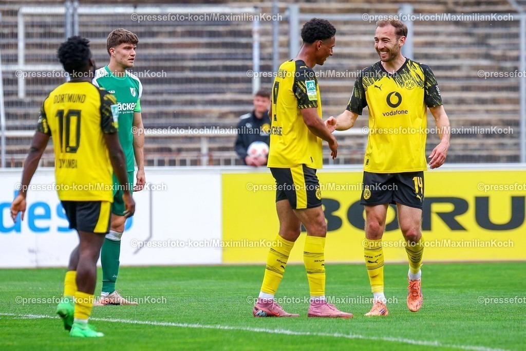 xsefx18042601009 | 18.04.2026, xsefx, Fußball, Regionalliga West, Borussia Dortmund II (U23) - SV Rödinghausen, 30. Spieltag, Stadion Rote Erde, Saison 2025 2026: Michael Eberwein gratuliert Bennedikt Wüstenhagen zum Tor. DFB regulations prohibit any use of photographs as image sequences and or quasi-video. Photo: xSabinexEffgenxPressefotoKochx