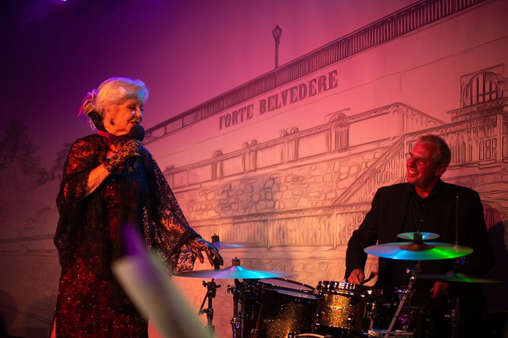 Konzert Dorit Gäbler | Dorit Gäbler im Forte Belvedere Leisnig zum Festival Hallo Leisnig 2022. - Realisiert mit Pictrs.com