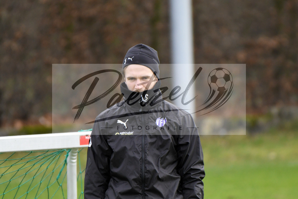 20200130_TRAOSN_0040 | Fußball, Herren: Konstantin Engel (VfL Osnabrueck) schaut waehrend der Trainingseinheit des VfL Osnabrueck im Sportpark Illoshoehe am 30.01.2020 in Osnabrueck, Deutschland. - Realisiert mit Pictrs.com