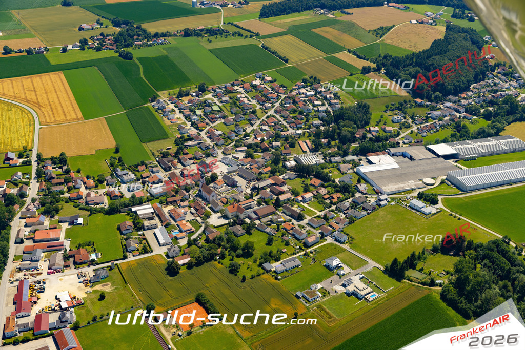 Aktuelles Luftbild von  Roßbach - Die Luftaufnahme wurde 2022 mittels UL-Flugzeug erstellt ( keine Drohne ) - hochauflösende Kamera-Systeme von  Canon -Beste Qualität - Für grossformatige Ausdrucke geeignet. Die Geschenkidee !