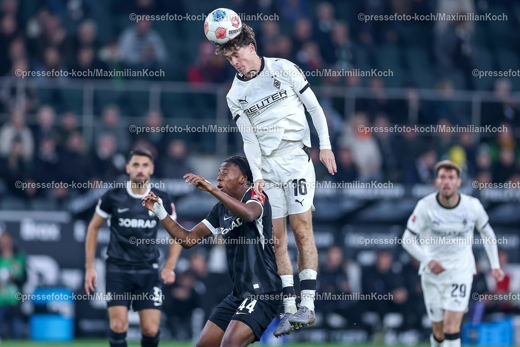 BMG05102501054 | 05.10.2025, Fußball, Borussia Mönchengladbach - SC Freiburg, 1. Fußball Bundesliga, Borussia-Park, Saison 2025 2026: Philipp Sander&nbsp;(Borussia Mönchengladbach #16) im Zweikampf gegen  Johan Manzambi&nbsp;(SC Freiburg #44) DFB regulations prohibit any use of photographs as image sequences and or quasi-video.