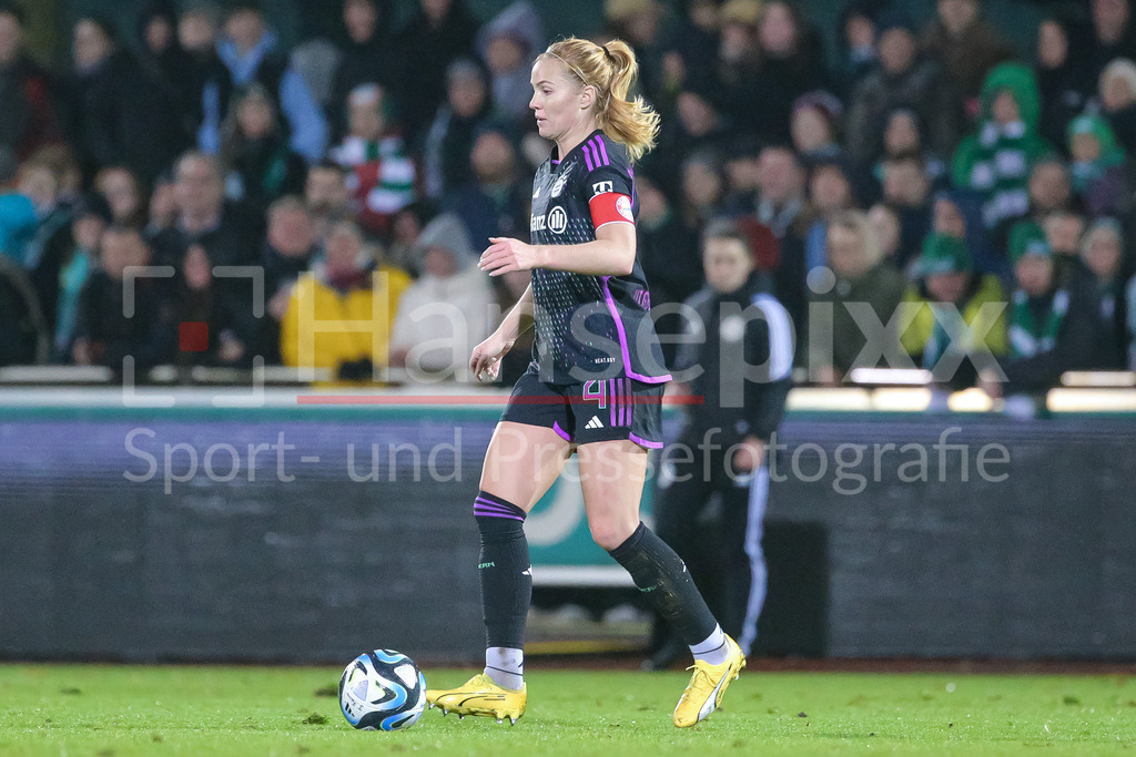 Fussball, Google Pixel Frauen-Bundesliga, SV Werder Bremen - FC Bayern München | v.li.: Glodis Perla Viggosdottir (FC Bayern München, 4) am Ball, Freisteller, Einzelbild, Ganzkörper, Aktion, Action, Spielszene, DIE DFB-RICHTLINIEN UNTERSAGEN JEGLICHE NUTZUNG VON FOTOS ALS SEQUENZBILDER UND/ODER VIDEOÄHNLICHE FOTOSTRECKEN. DFB REGULATIONS PROHIBIT ANY USE OF PHOTOGRAPHS AS IMAGE SEQUENCES AND/OR QUASI-VIDEO.